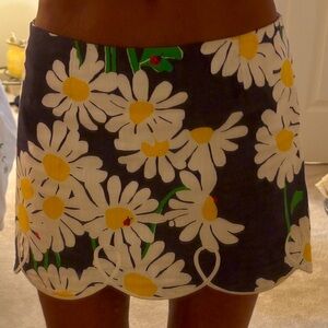 Vintage Lilly Pulitzer Daisy ladybug cotton skirt sits at the hip size 2
